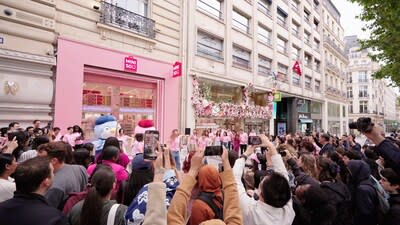 The grand opening drew large crowds as the store broke MINISO’s overseas single-day sales record (PRNewsfoto/MINISO)