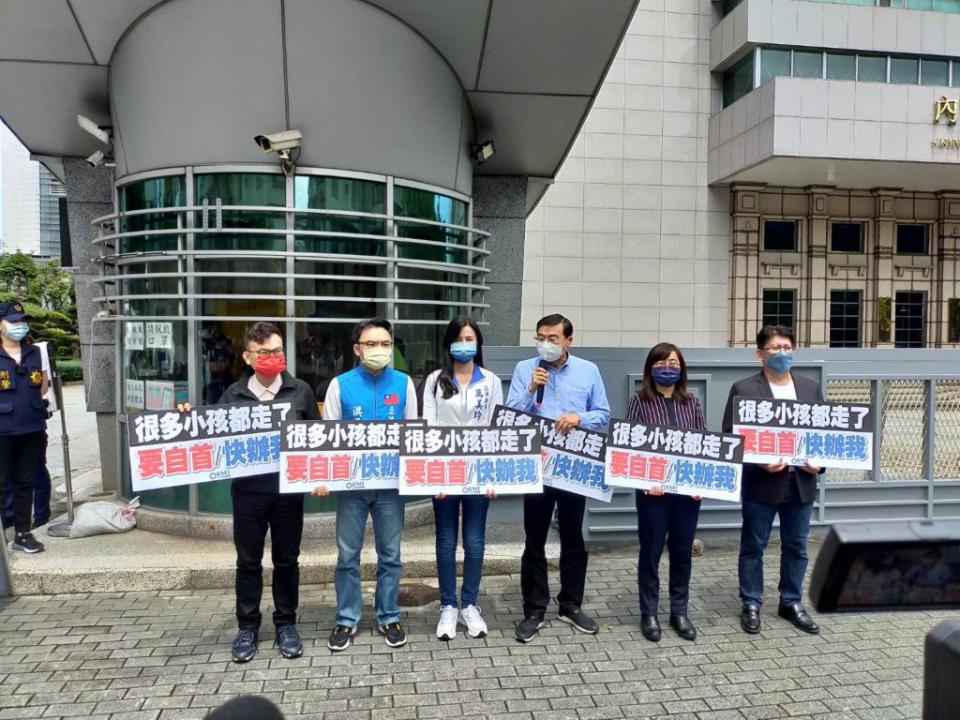 國民黨立院黨團總召曾銘宗(右三)等6名立委29日前往刑事局遞狀自首，聲援藝人郭彥均「許多孩子走了」貼文。（國民黨團提供）