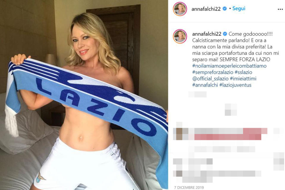 Anna Falchi posta un'altra foto per la vittoria delle Aquile. L'attrice ha inoltre promesso: "Nuda se la Lazio vince lo scudetto". E i tifosi sperano...