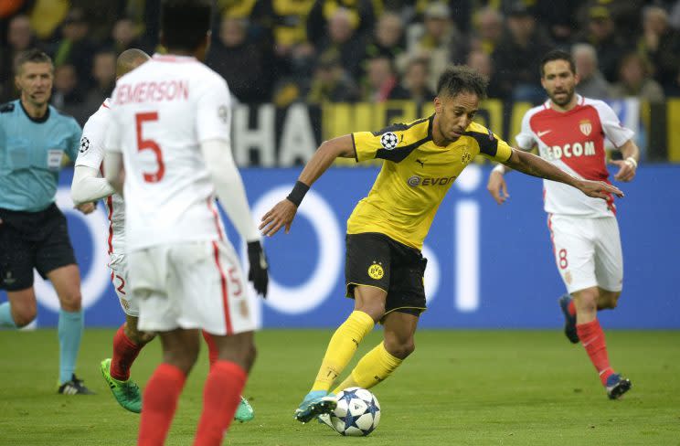 <p>Début de seconde période à l’avantage du Borussia qui pousse pour réduire le score. (AFP)</p>