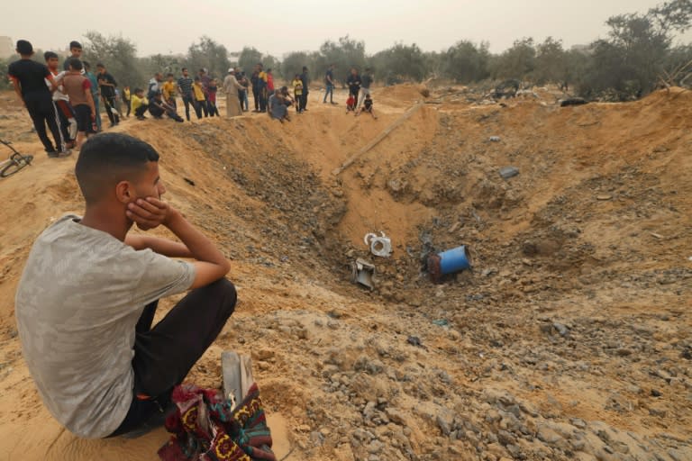 Während die internationale Gemeinschaft mit Befürchtungen über eine mögliche Vergeltung Israels nach dem iranischen Angriff auf den Nahen Osten blickt, hat die israelische Armee am Donnerstag ihre Luftangriffe im Gazastreifen fortgesetzt. (MOHAMMED ABED)