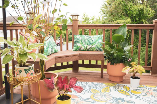 <p><a href="https://casawatkinsliving.com/boho-chic-small-deck-decorating/" data-component="link" data-source="inlineLink" data-type="externalLink" data-ordinal="1">Casa Watkins Living</a></p>