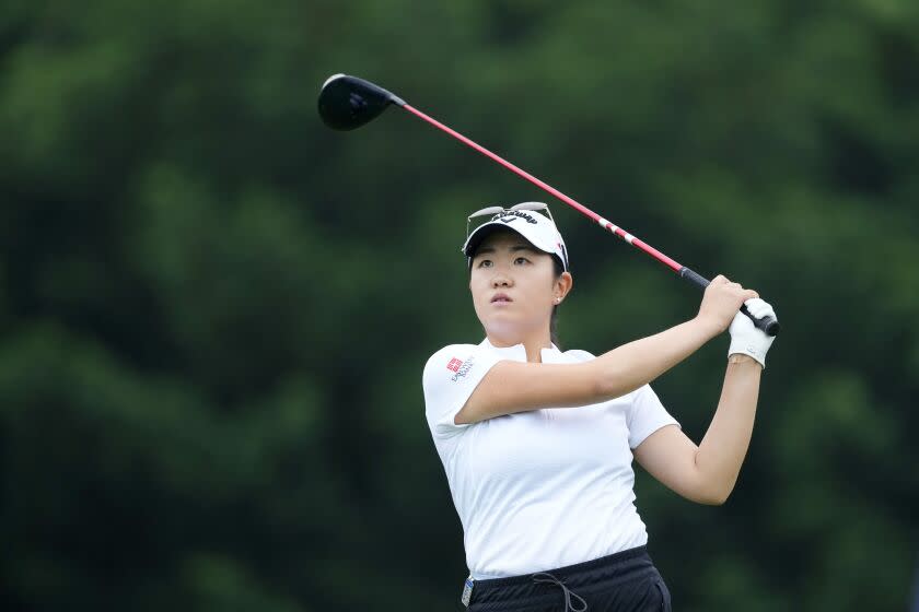 Rose Zhang da el primer golpe en el hoyo 14 durante la segunda ronda del torneo de golf del Campeonato de la PGA Femenina, el viernes 23 de junio de 2023, en Springfield, Nueva Jersey (AP Photo/Matt Rourke)