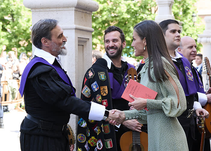 Doña Letizia saluda a la tuna 