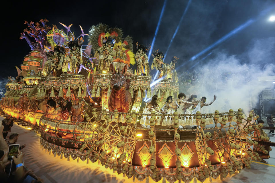 Bailarines de la escuela de samba Dragoes da Real actúan en una carroza durante un desfile de Carnaval en Sao Paulo el sábado por la mañana, 10 de febrero de 2024. (AP Foto/Andre Penner)