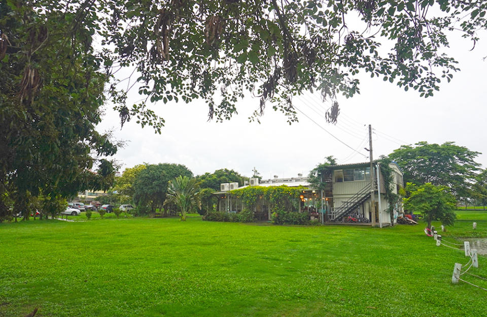 白色建築玻璃屋教堂側面及大片草地。（攝影：婷玩味生活）