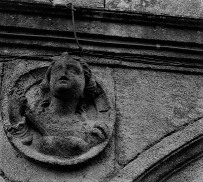 Lucrecia se suicida tras su violación (según el relato de Tito Livio). Imagen de un medallón del Palacio de los Fonseca en Santiago de Compostela (s. XVI). A. L-R., Author provided