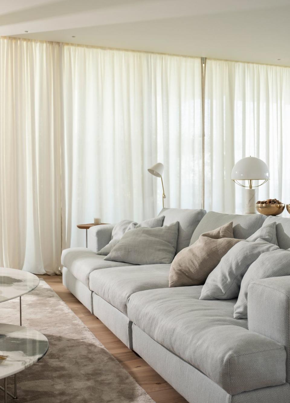 sofá gris de diseño moderno