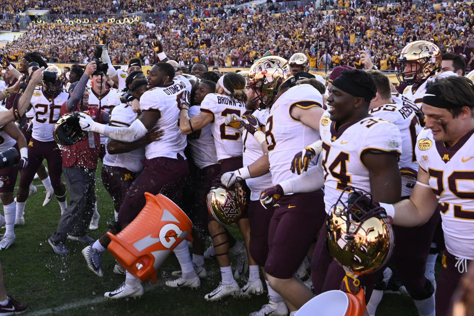 Jan 1, 2020; Tampa, Florida, USA; Minnesota Golden Gophers players congratulate head coach PJ Fleck (sunglasses) after defeating the <a class="link " href="https://sports.yahoo.com/ncaaw/teams/auburn/" data-i13n="sec:content-canvas;subsec:anchor_text;elm:context_link" data-ylk="slk:Auburn Tigers;sec:content-canvas;subsec:anchor_text;elm:context_link;itc:0">Auburn Tigers</a> at Raymond James Stadium. Mandatory Credit: Douglas DeFelice-USA TODAY Sports