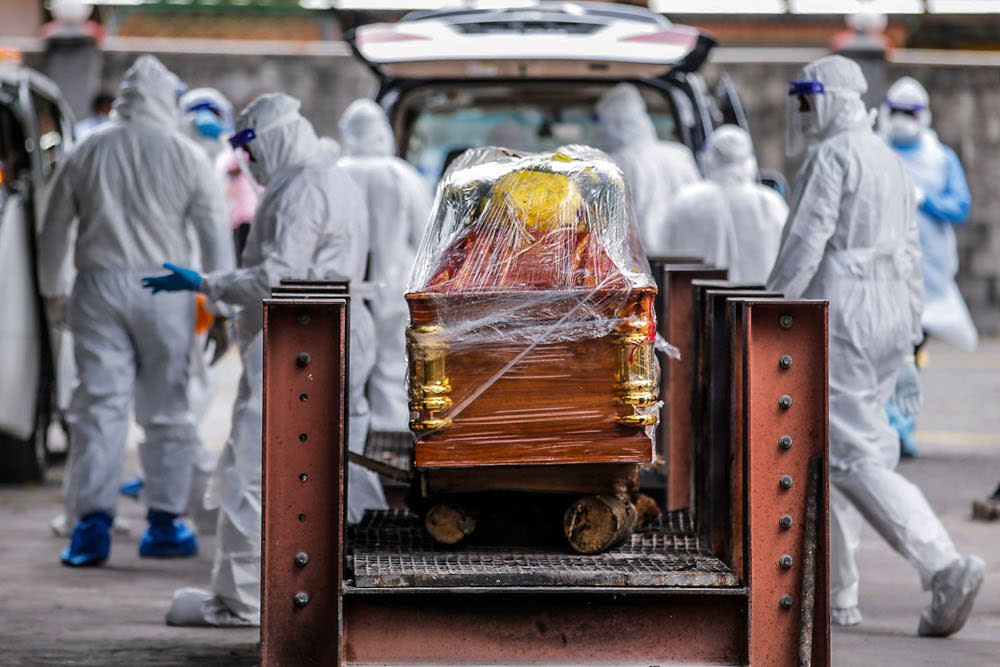 An Indian cremation ceremony is carried out during the Covid 19 pandemic at the Sentul Hindu Crematorium August 8, 2021. ― Picture by Hari Anggara