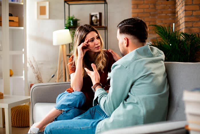 pareja hablando en el sofá