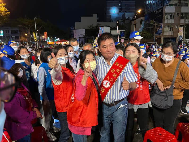 ▲鍾東錦進場時，不少熱情的鄉親激動地上前握手、合影，甚至有人差點失足跌倒。（圖／記者張志浩攝）