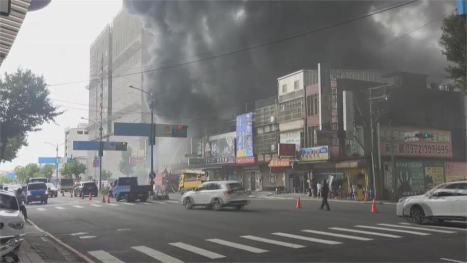 楊梅鐵皮工廠大火現蕈狀雲濃煙　1人受困火場