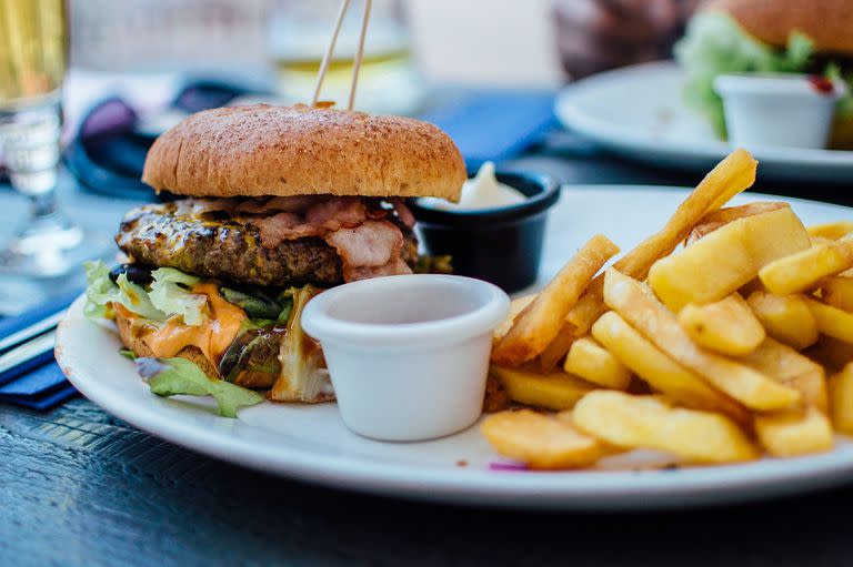 Entre panes y con papas. El secreto de la felicidad es una buena hamburguesa.