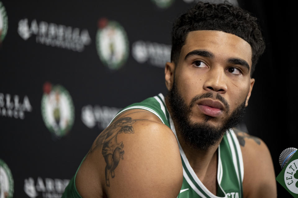 El alero de los Boston Celtics, Jayson Tatum, habla con los medios durante el día de los medios de los Celtics en High Output Studios en Canton, Massachusetts, el 26 de septiembre de 2022.  (Maddie Malhotra/Getty Images)