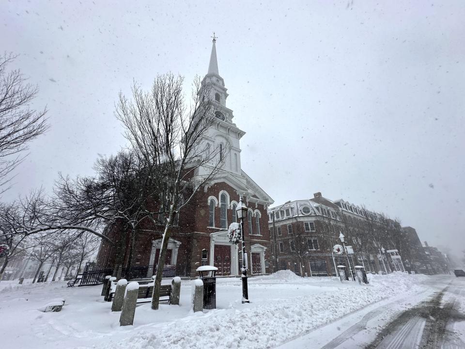 Snow falls in Portsmouth, N.H., Sunday, Jan. 7, 2024. A major winter storm bringing up to a foot of snow and freezing rain to some communities spread across New England Sunday sending residents scurrying to pull out their shovels and snow blowers to clear sidewalks and driveways. Winter storm warnings and watches were in effect throughout the Northeast, and icy roads made for hazardous travel as far south as North Carolina. (AP Photo/Caleb Jones)