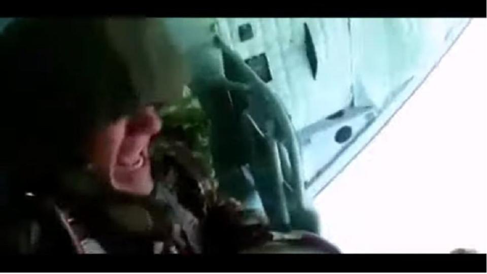 一名軍校生在執行跳傘訓練時，因為害怕腿軟，遲遲不敢往下跳。(圖／翻攝自YouTube)