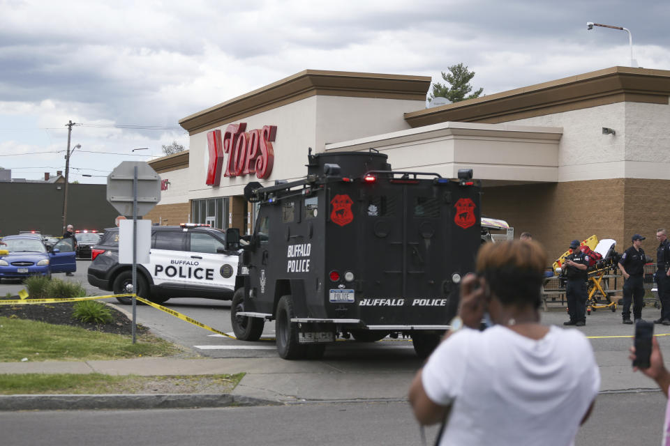Una multitud se congrega cuando la policía investiga un tiroteo en un supermercado, el sábado 14 de mayo de 2022, en Buffalo, Nueva York. (AP Foto/Joshua Bessex)