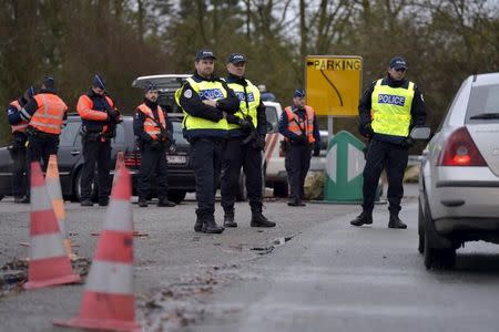 Belgian and French (yellow vest) police officers provide security as they control the crossing of vehicles on the border between the two countries, following the deadly Paris attacks, in Crespin, France, November 14, 2015. REUTERS/Eric Vidal