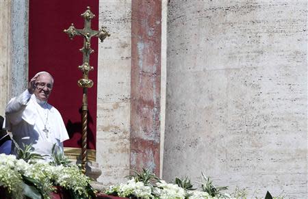 Pope Francis waves as he arrives to deliver the Urbi et Orbi (to the city and the world) benediction at the end of the Easter Mass in Saint Peter's Square at the Vatican April 20, 2014. REUTERS/Alessandro Bianchi