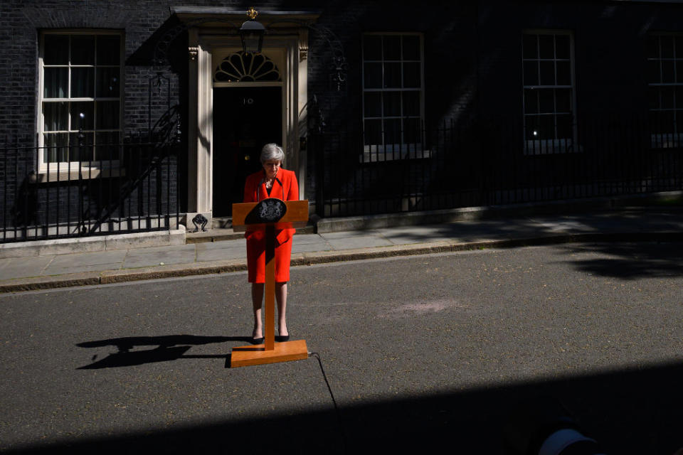 Am 24. Mai erklärt Theresa May vor dem Amtssitz 10 Downing Street ihren Rücktritt als Parteichefin der Tories für den 7. Juni. May sagte, sie werde "für immer bedauern", dass sie "nicht in der Lage gewesen" sei, den Brexit zu vollziehen. (Bild: Getty Images)