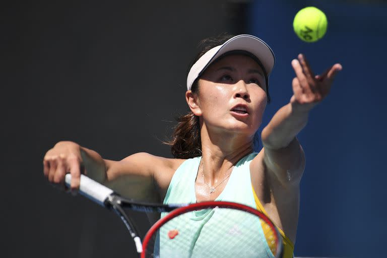 (FILES) This file photo taken on January 13, 2019 shows China's Peng Shuai serving the ball during a practice session ahead of the Australian Open tennis tournament in Melbourne. - The boss of women's tennis has cast doubt on November 18, 2021 on an email posted on China's media purportedly from tennis player Peng Shuai, saying it 