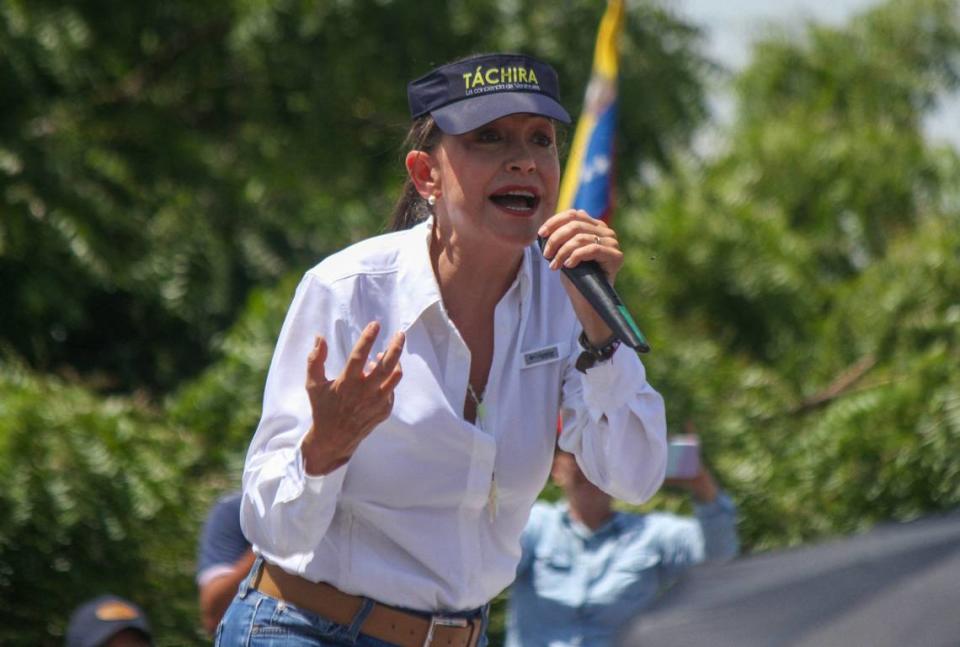 María Corina Machado se dirige a una multitud durante una gira política por el estado Táchira en San Cristóbal, Venezuela, el 27 de junio de 2024.