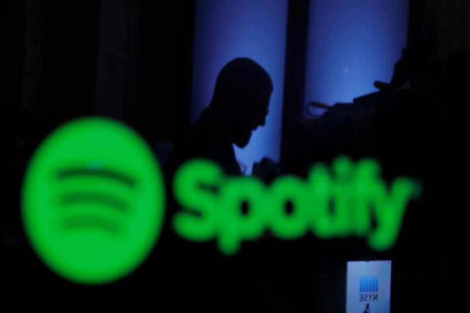 Un operador se refleja en una pantalla de ordenador que muestra la marca Spotify antes de que la compañía comience a vender como cotización directa en el parqué de la Bolsa de Nueva York, en Nueva York, Estados Unidos. 3 de abril de 2018. REUTERS/Lucas Jackson