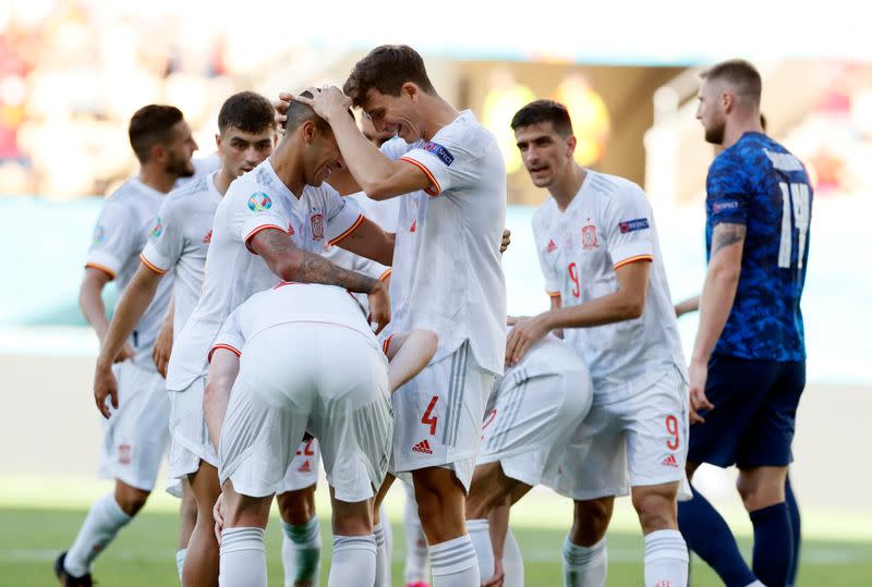 Los jugadores de España celebran después de que Juraj Kucka de Eslovaquia marcara un gol en propia meta en el Grupo E de la Eurocopa.