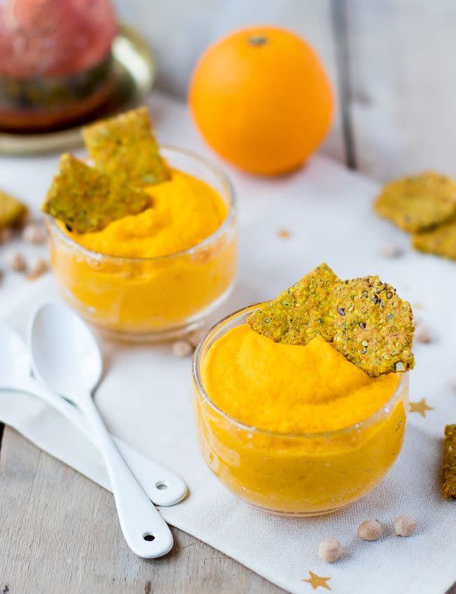 Mousse de carottes et pois chiches à l’orange, crackers aux graines et au curry