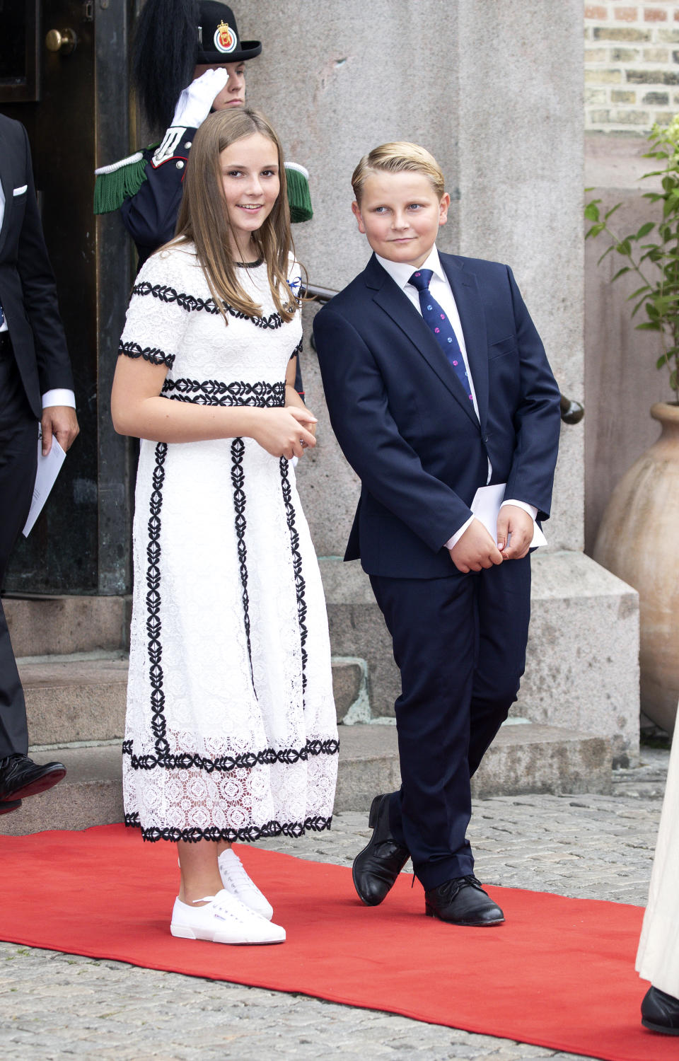 <p>También en actos oficiales se suelen alejar de la seriedad y se muestran como dos adolescentes más. En la imagen, Ingrid combina un vestido con zapatillas deportivas y Sverre luce una llamativa corbata azul. (Foto: Gtres). </p>