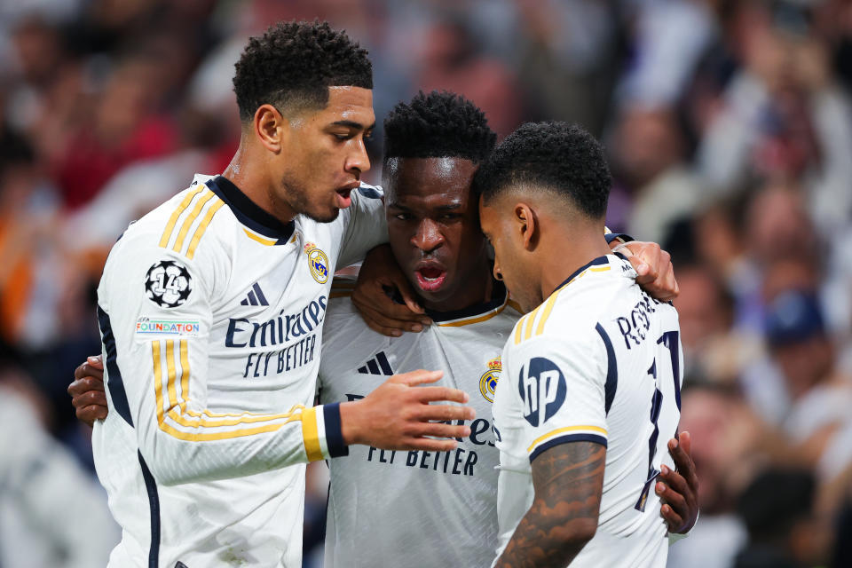 MADRID, ESPAGNE - 09 AVRIL : Rodrygo du Real Madrid célèbre avec ses coéquipiers Jude Bellingham et Vinicius Jr après avoir marqué le deuxième but de son équipe lors du quart de finale aller de la Ligue des Champions entre le Real Madrid CF et Manchester City au stade Santiago Bernabeu le 9 avril. , 2024 à Madrid, Espagne.  (Photo de James Gill – Danehouse/Getty Images)