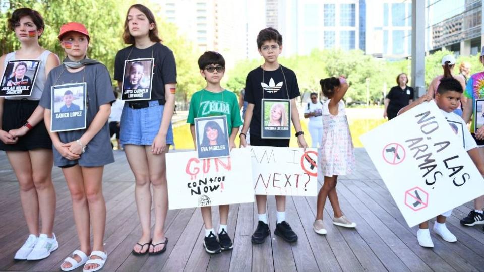 Manifestantes en contra de las armas.