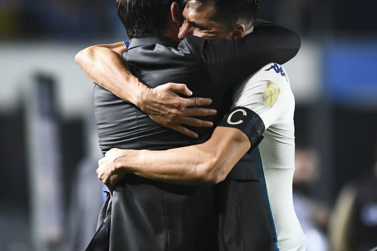 El abrazo de Fernando Gago con Leo Sigali en el partido Racing 3 vs. Atlético Nacional 0, por la Copa Libertadores