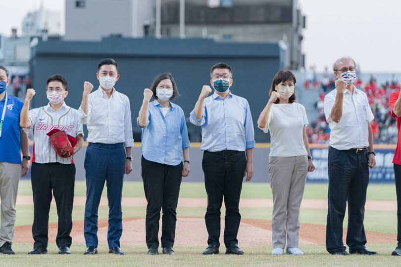 總統蔡英文等多位黨政高層出席新竹市立棒球場開幕，後來卻發生多位球員受傷。沈慧虹事後強調，市府一定會確定安全、舒適後，才重啟球場。（圖／翻攝自沈慧虹臉書）