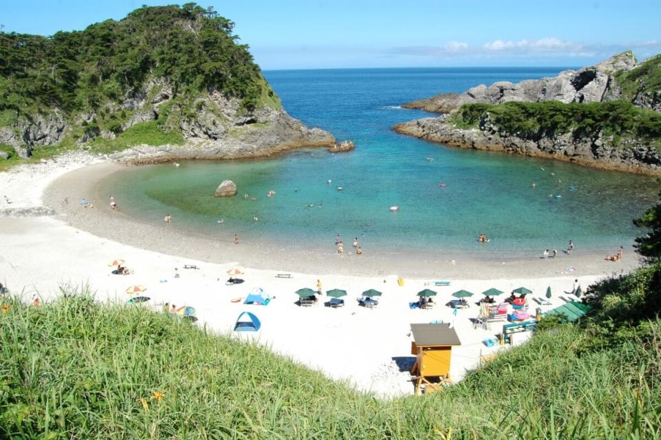 ▲在式根島北端的「泊海水浴場」呈現扇形的平靜海岸以及較淺的水深，適合闔家出遊。