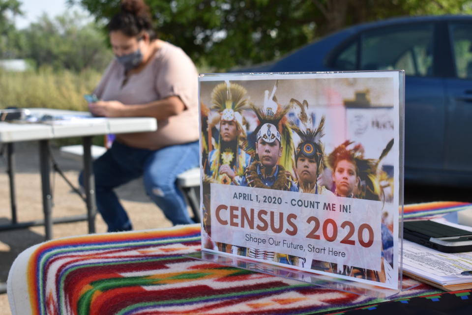 ARCHIVO - En esta fotografía del 26 de agosto de 2020 se muestra un letrero que promueve la participación de los indígenas norteamericanos en el censo de 2020, en Lodge Grass, Montana. (AP Foto/Matthew Brown, Archivo)