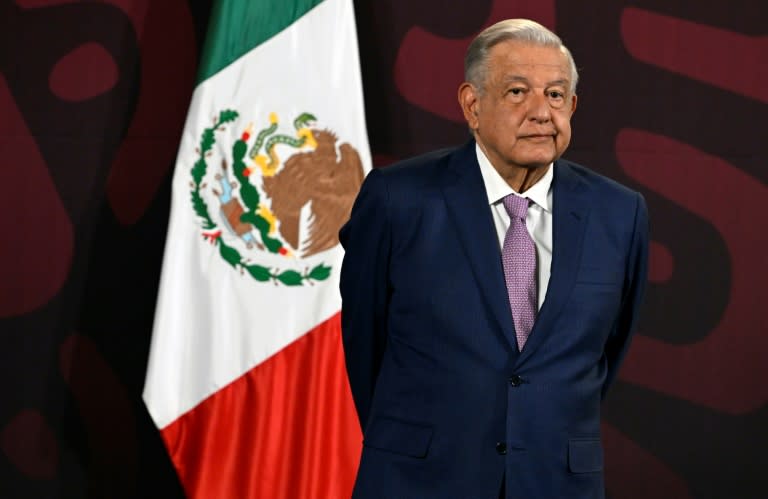 El presidente mexicano Andrés Manuel López Obrador gesticula durante una rueda de prensa en Ciudad de México el 11 de abril de 2024 (ALFREDO ESTRELLA)