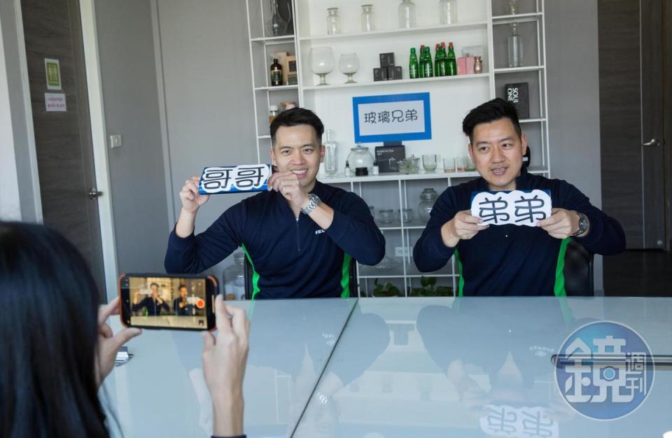 近年廖冠傑（左）和弟弟廖唯傑（右）開始錄播客，並開設YouTube頻道「玻璃兄弟」，曾拍片介紹新竹在地美食。