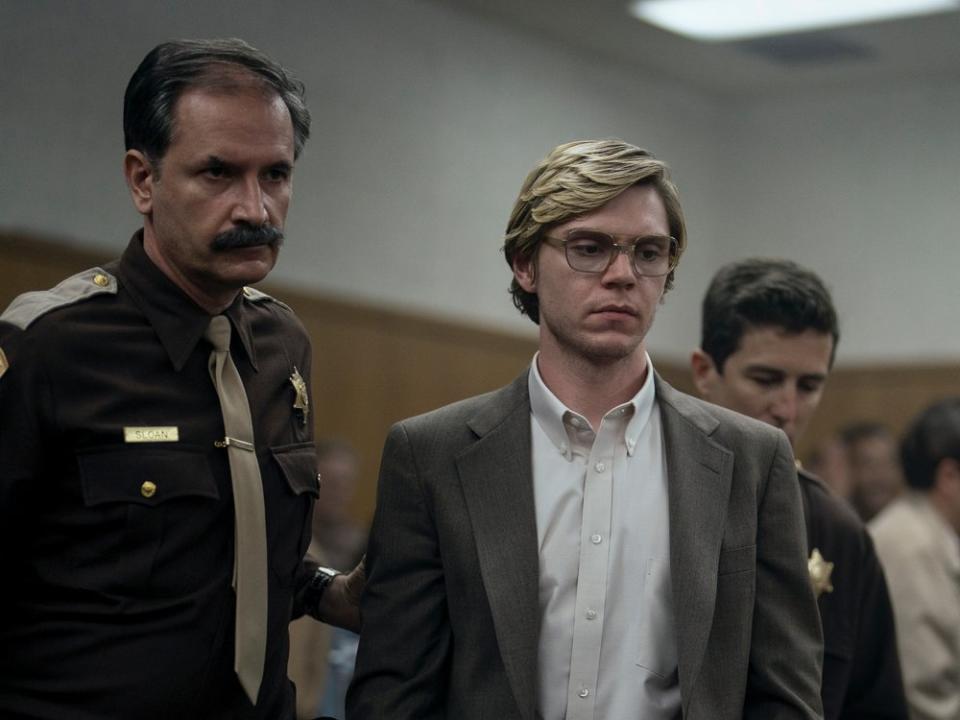 Evan Peters (m.) als Jeffrey Dahmer in der Netflix-Serie 