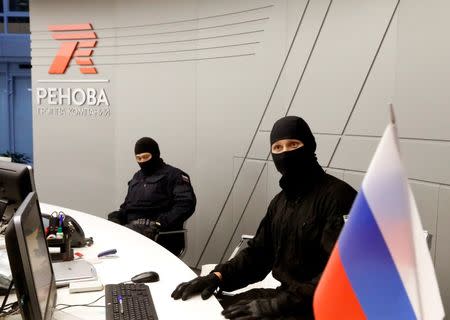 Members of Russia's FSB security service are seen in the offices of Renova during a search of the offices of its subsidiary, T Plus, which also shares the premises of Russian tycoon Viktor Vekselberg's Renova group, in Moscow, Russia, September 5, 2016. REUTERS/Sergei Karpukhin