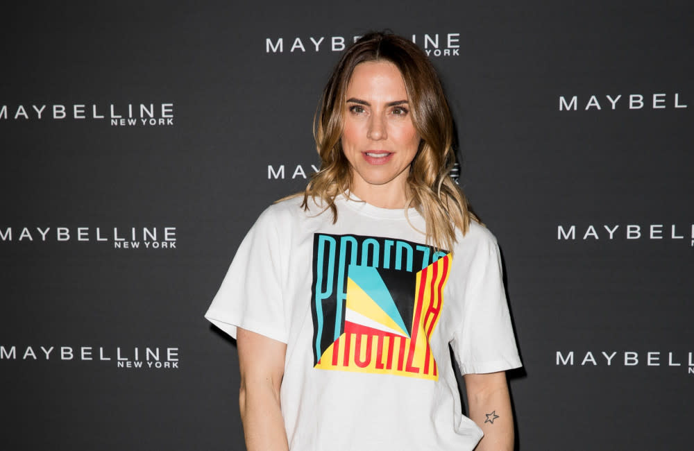 Melanie C didn't feel the need to warn Robbie Williams she'd spoke about their romance in her book credit:Bang Showbiz
