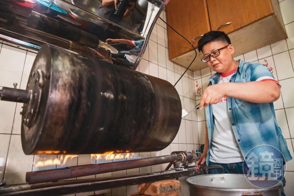 搭配涼粉食用的麵茶粉是辜凱鈴用特製的設備烘烤，過程中需不斷敲打，避免沾鍋燒焦。