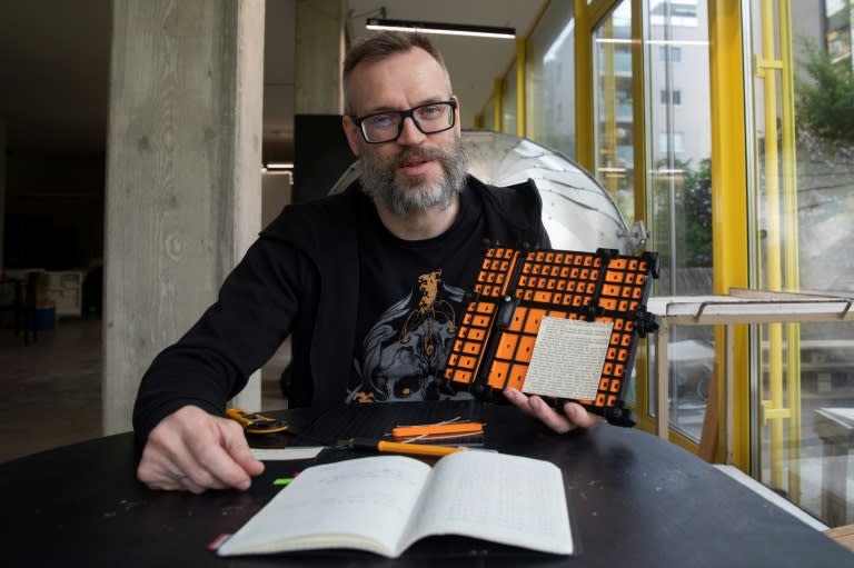 El artista austriaco Andreas Joska-Sutanto trabaja en su proyecto para transformar el libro "Mein Kampf", escrito por Adolf Hitler, en un libro de cocina, el 25 de abril de 2024 en Viena (Alex Halada)