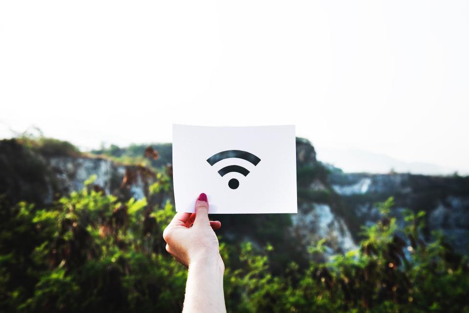 <p>En la actualidad, la mayoría de las aplicaciones necesitan actualizar información constantemente a través de Internet y cuando tenemos mala cobertura, ya sea de datos o porque el WiFi no llega correctamente, las apps se detienen y hacen que el teléfono funcione más despacio. (Foto: Wikimedia Commons). </p>