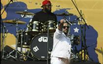 El cantante puertorriqueño Luis Fonsi se presenta durante el concierto Venezuela Aid Live en el lado colombiano del Puente Internacional Tienditas cerca de Cúcuta, Colombia, en la frontera con Venezuela, el viernes 22 de febrero de 2019. (AP Foto / Fernando Vergara)