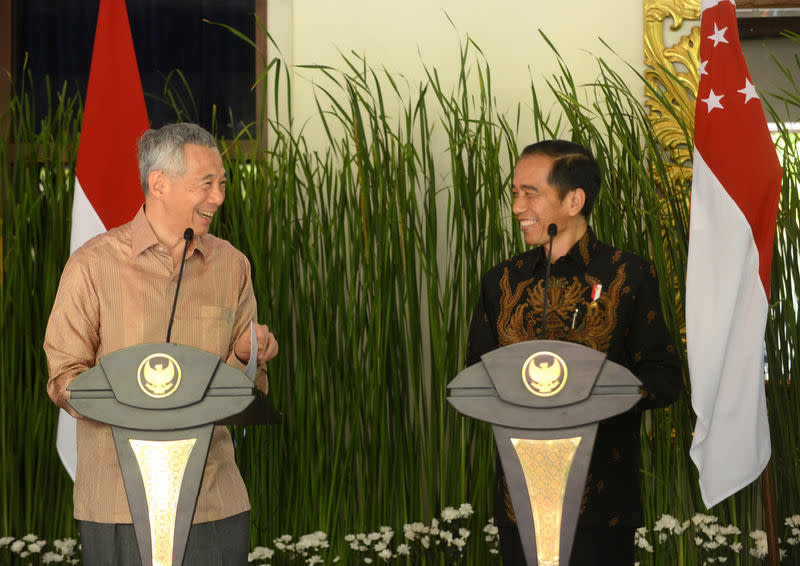 Singapore’s Prime Minister Lee Hsien Loong (L) and Indonesia President Joko Widodo (R) gestures as he speaks to journalist after bilateral meeting during the International Monetary Fund (IMF) and World Bank annual meetings in Nusa Dua, Indonesia, October 11, 2018. Sonny Tumbelaka/Pool via REUTERS