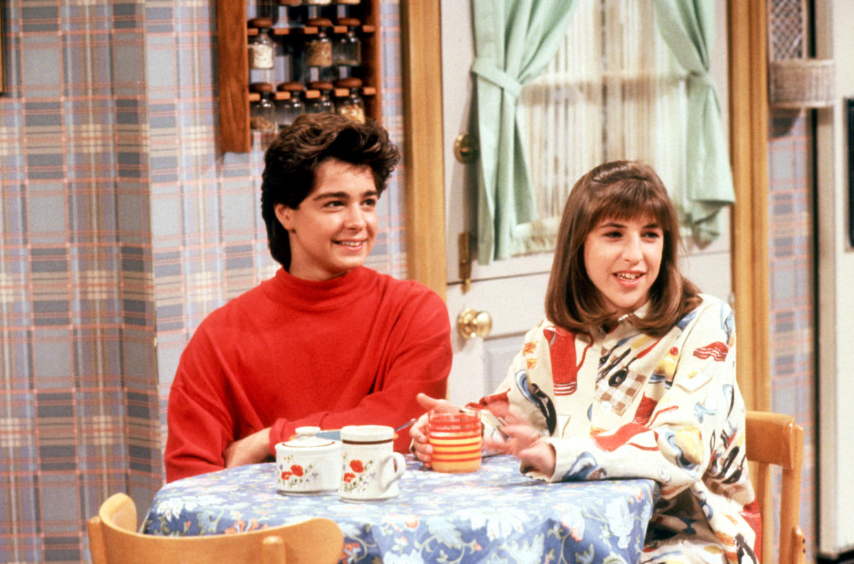 Joey Lawrence and Mayim Bialik on a Season 1 episode of 'Blossom' (Photo: Touchstone Television / courtesy Everett Collection)