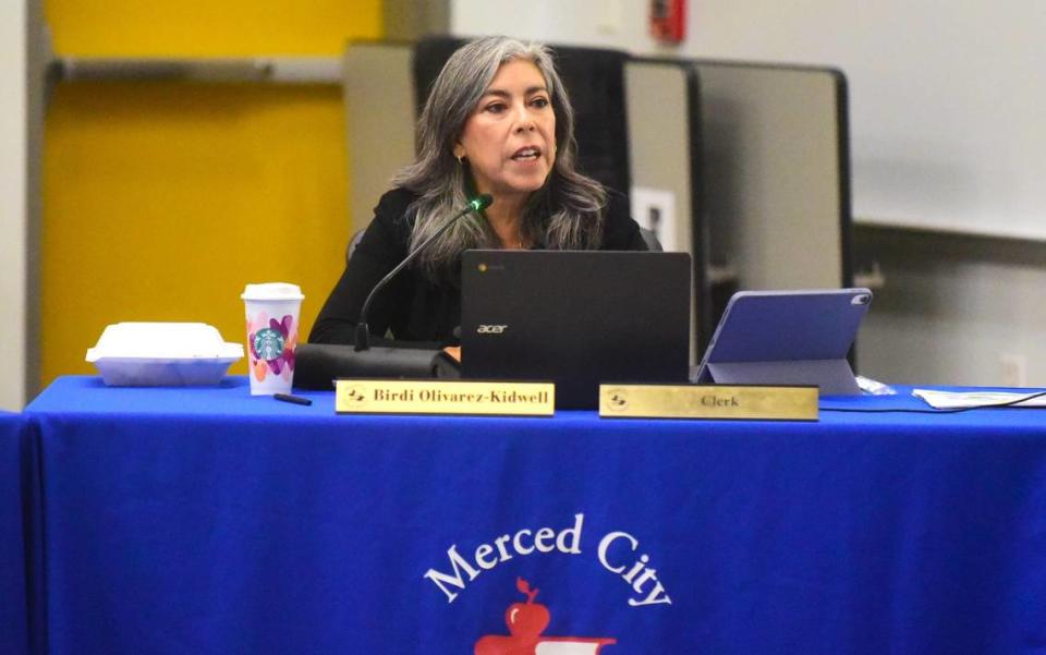 Birdi Olivarez-Kidwell, miembro de la junta del Distrito Escolar de la Ciudad de Merced, habla durante una reunión de la junta, el martes 26 de septiembre de 2023, en Ada Givens Elementary, en Merced, California.