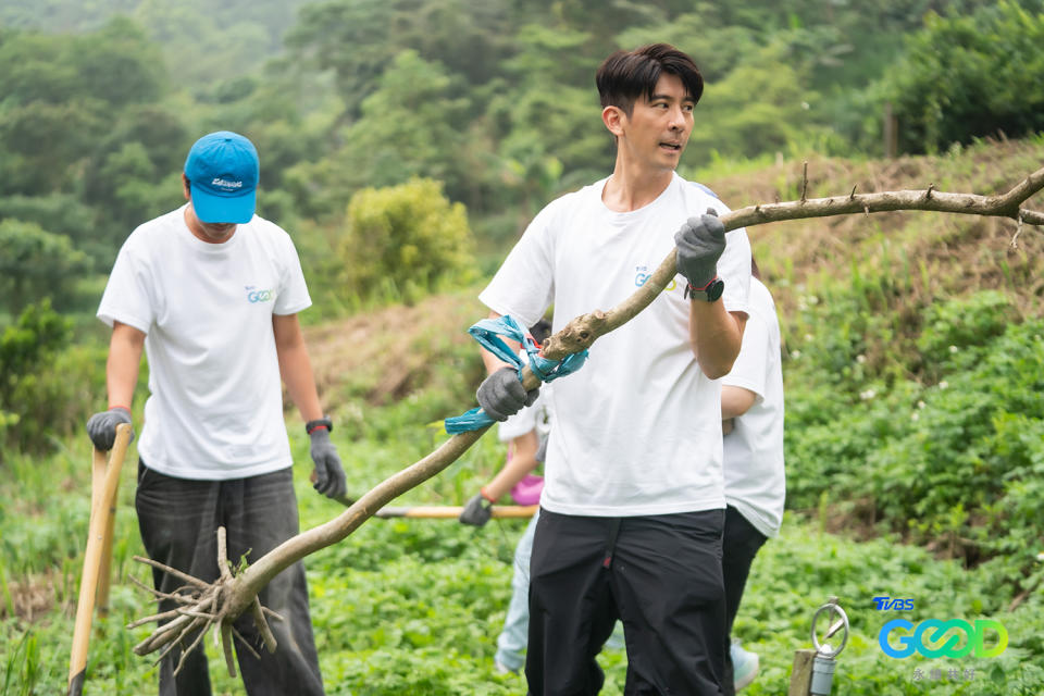 修杰楷親力親為與眾人齊心合力種下一排排流蘇樹。（圖／TVBS）